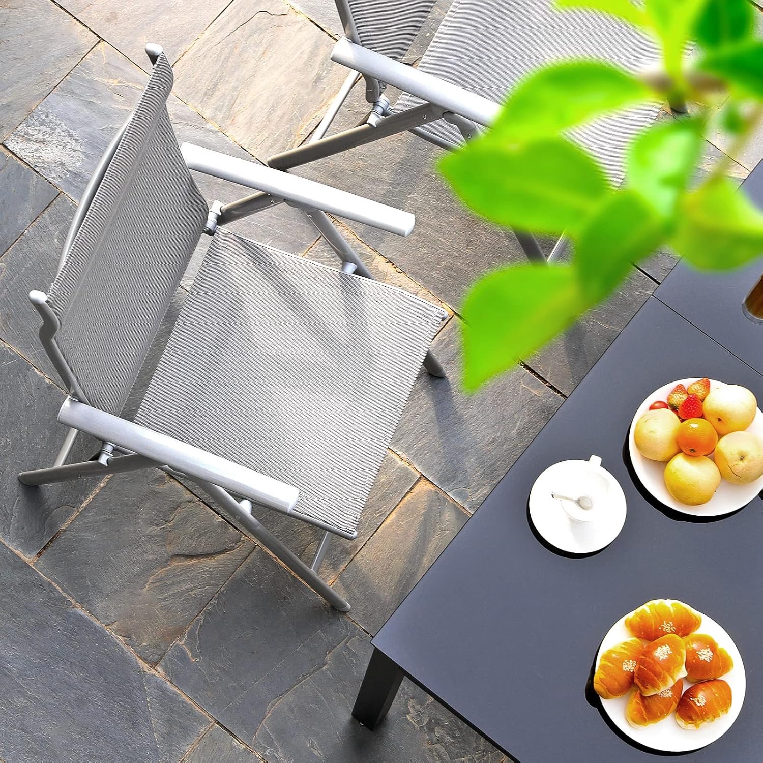 Verstelbare Inklapbare Tuinstoelen Set van 4 met Aluminium Frame, 8 Standen Rugleuning, Comfortabele Armleuningen en Ademend Grijs Textiel, Weerbestendige Tuinstoelen voor Tuin, Terras en Balkon – 56 x 70 x 106 cm