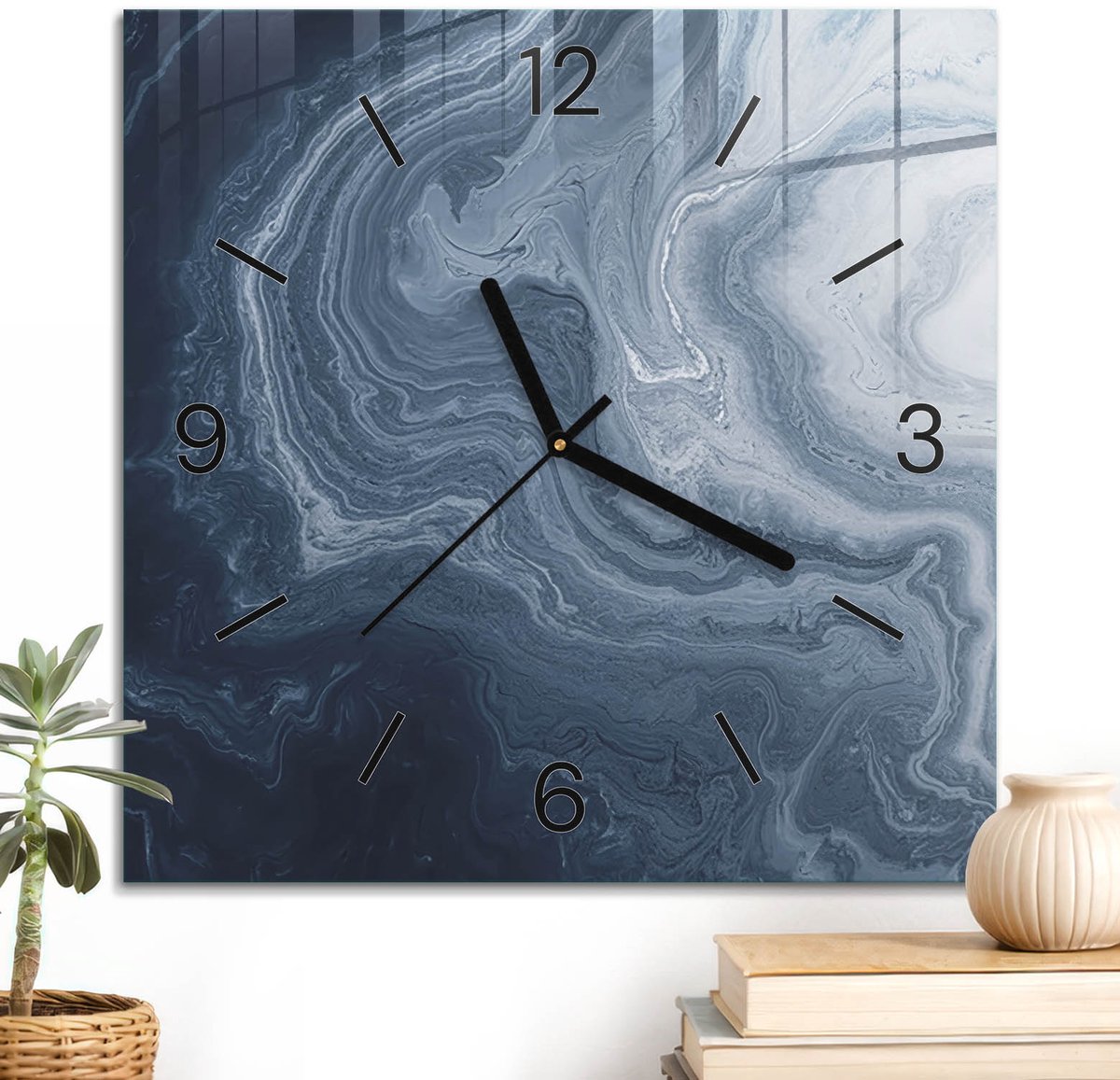 ArtPrintCave Blauw Glazen Klok - 30x30 cm - Wandklok Vierkant - Vloeistofabstractie Unieke Klok - Kunst Stille Wandklok - Zwarte Klokwijzers