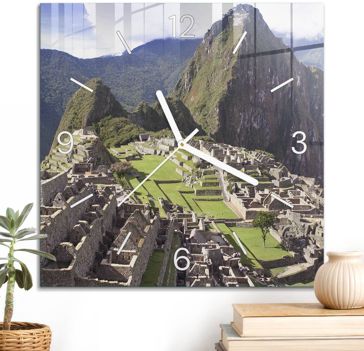 ArtPrintCave Groene Glazen Klok - 30x30 cm - Wandklok Vierkant - Machu Picchu Stille Wandklok - Architectuur Wandklok Keuken - Witte Klokwijzers