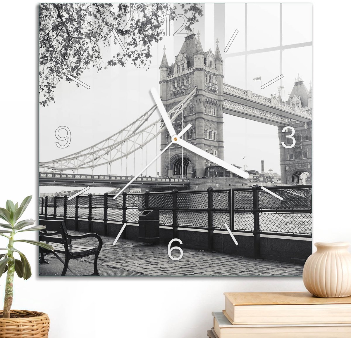 ArtPrintCave Zwart-wit Glazen Klok - 30x30 cm - Wandklok Vierkant - Stedelijke Elegantie Stille Wandklok - Architectuur Wandklok Keuken - Witte Klokwijzers