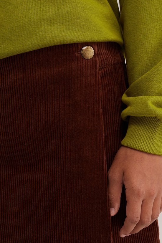 Bruine corduroy rok met overslag en een knoop.
