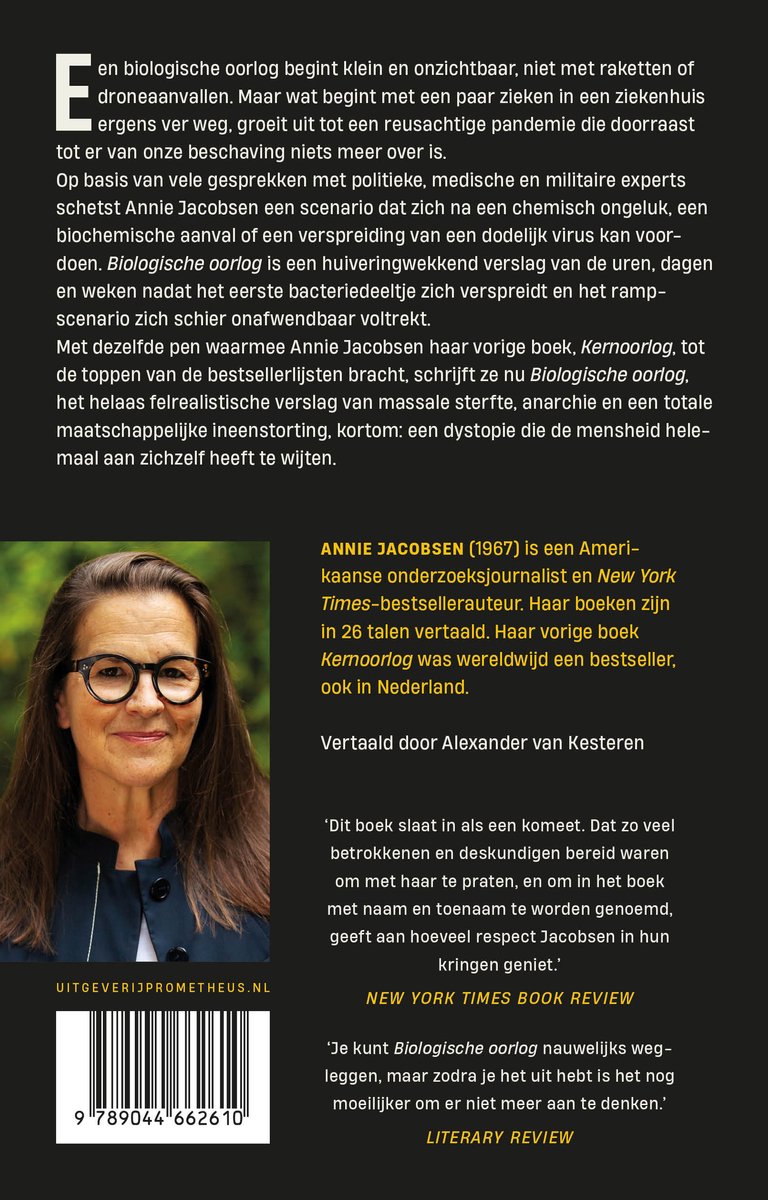 Annie Jacobsen, auteur van Biologische Oorlog, met donker haar en bril, lachend naar de camera.