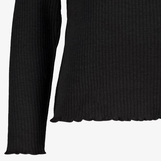 Detail van zwart, langarmig meisjes T-shirt met geribde stof en festonrand aan de onderkant.