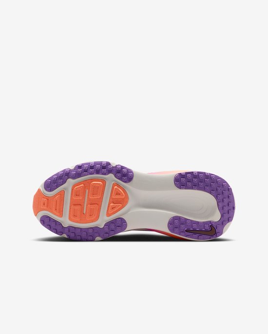 Onderkant van roze Nike Vomero 18 hardloopschoenen. Paarse en oranje loopzool met een grijs middenstuk.