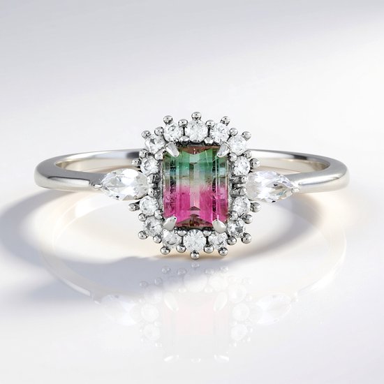 Bague en argent avec une tourmaline pastèque rectangulaire, flanquée de zircons goutte d'eau et entourée de zircons ronds.