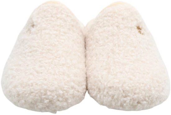 Crèmekleurige teddy pantoffels op een witte achtergrond.
