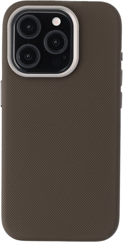 Coque de téléphone marron texturée, le dos et la découpe de la caméra sont visibles.