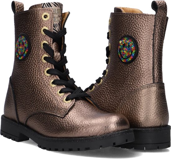 Koperkleurige leren bikerboots met zwarte veters en een ronde, multicolor pailletten applicatie op de zijkant.