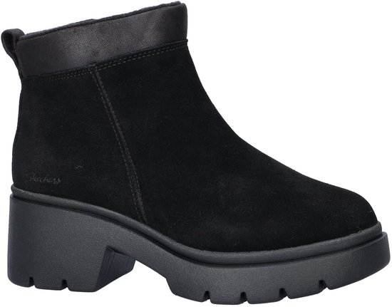 Zwarte suède enkellaars van Skechers met leren details en dikke zool.