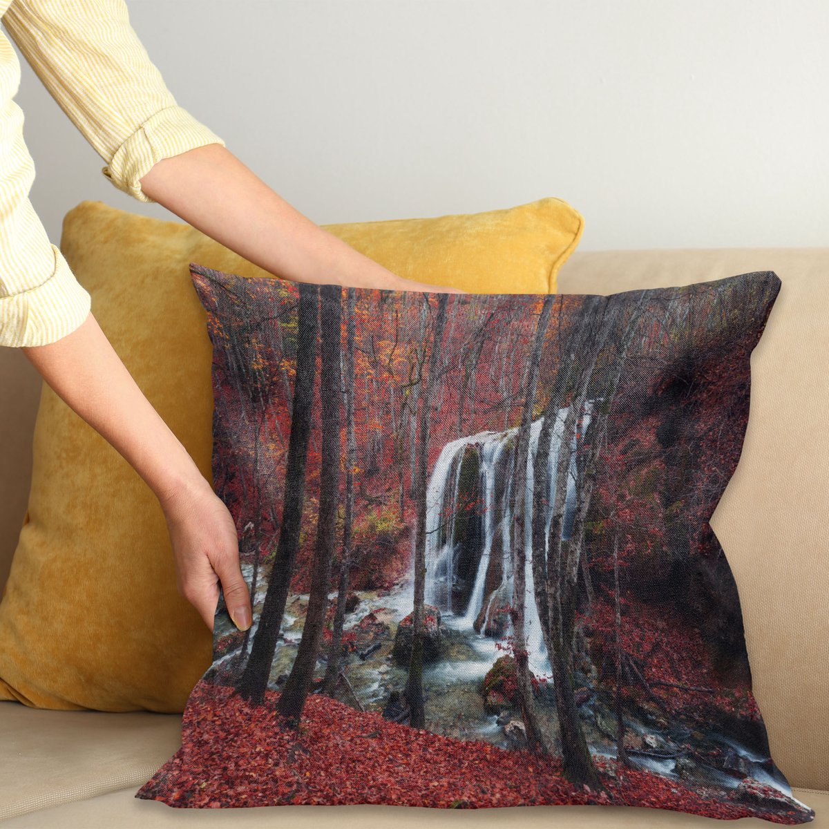 ABAKUHAUS Waterfall Sierkussenhoes, Cascade Misty Herfst Dag Shedding Blad at Bergen Rocky Creek Habitat Thema, Decoratieve Vierkante Sierkussenhoes, 50 x 50 cm, Bruin Rood