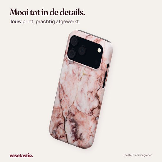 Schuin perspectief op een elegant hoesje met een roze marmeren patroon en een strakke zwarte camerauitsparing.