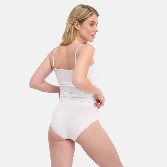 Model van achteren gezien met een wit hemdje en witte naadloze slip van Bamboo Basics.