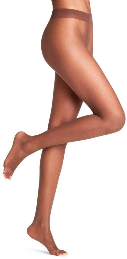 Transparante panty zonder tenen in bruine kleur, getoond in een wandelhouding.