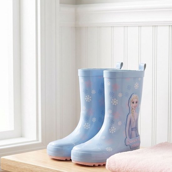 Lichtblauwe rubberlaarzen met Elsa en sneeuwvlokjes. Roze zolen.