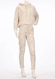 Beige loungewear set met capuchon en broek in zebraprint, gedragen door een paspop.