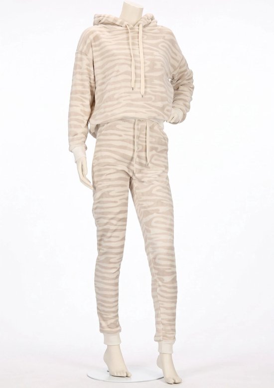 Beige loungewear set met capuchon en broek in zebraprint, gedragen door een paspop.