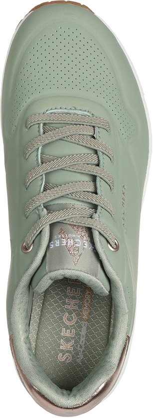 Groene Skechers Uno dames sneaker, van bovenaf gezien, met veters en roze accenten.