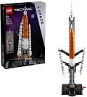 LEGO Technic NASA Artemis Ruimteraket 42221 met 632 onderdelen, in doos en als model op display.
