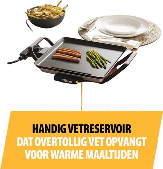 Tristar grillplaat met worstjes en asperges, met een bakje friet en een stapel borden ernaast.