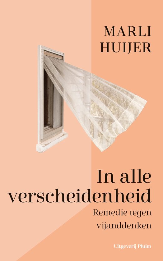 Boek 'In alle verscheidenheid' van Marli Huijer. Een raam met hor. Oranje achtergrond.