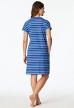 Een blauw gestreept nachthemd, korte mouwen, gedragen door een model van achteren gezien. Zakken aan de zijkant.