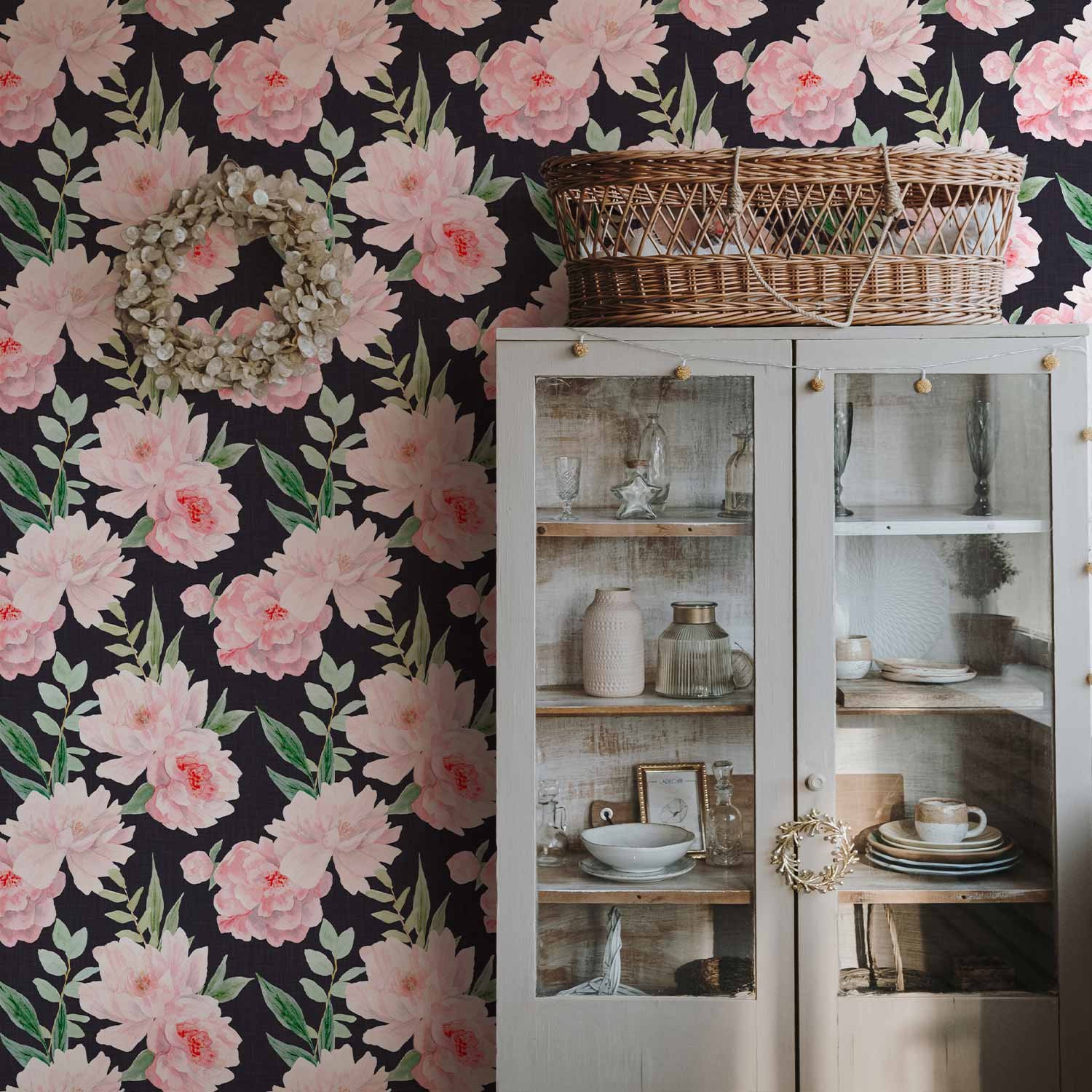 Behang - Peonies on graphite background