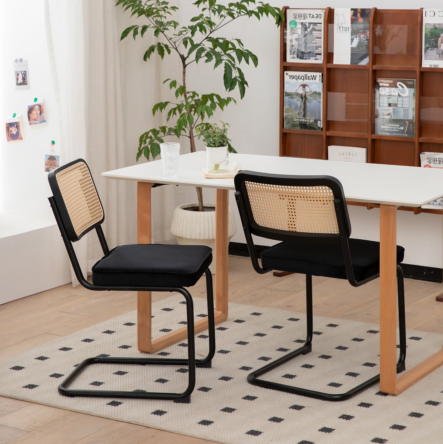 WUVRIE Set van 2 eetkamerstoelen - Fluwelen zitting, rotan rugleuning en verchroomd stalen onderstel - Zwart