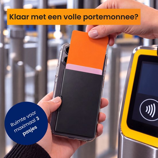 Hand schuift oranje pas uit een zwarte MagSafe-houder op een telefoon bij een OV-poortje. Tekst: Ruimte voor maximaal 3 pasjes.