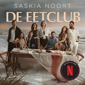 Acht mensen zitten aan een eettafel op het strand, onder de titel Saskia Noort De Eetclub, een Netflix-serie.