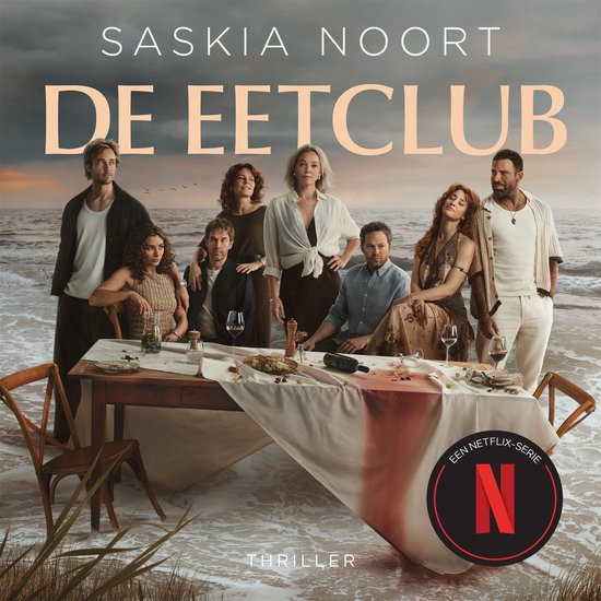 Acht mensen zitten aan een eettafel op het strand, onder de titel Saskia Noort De Eetclub, een Netflix-serie.