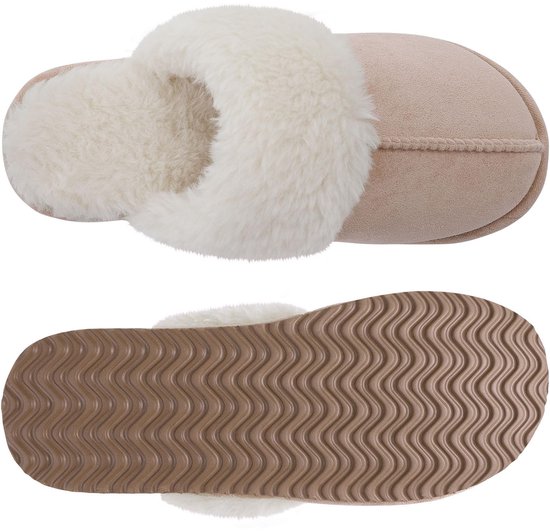 Boven- en onderaanzicht van een beige suède pantoffel met witte pluche voering.
