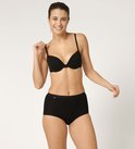 Model draagt een zwarte Sloggi maxi slip met hoge taille en kanten afwerking, gecombineerd met een zwarte bh.