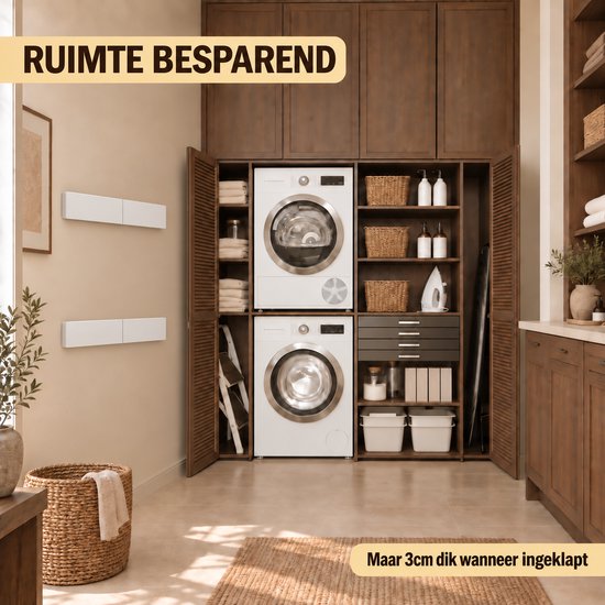 Een wasruimte met een stapelbare wasmachine en droger, twee witte wanddroogrekken, manden en houten kasten. Tekst 'Maar 3cm dik wanneer ingeklapt'.
