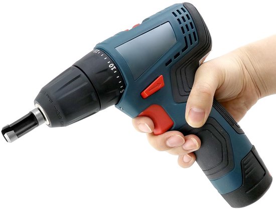 Hand wordt gebruikt om een blauwe en zwarte boormachine met een plugsnijder vast te houden. Op de boormachine staan de aanduidingen 10 en 15.