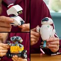 Mains tenant des versions LEGO de WALL-E, EVE et un petit robot blanc. Collage de 3 images.