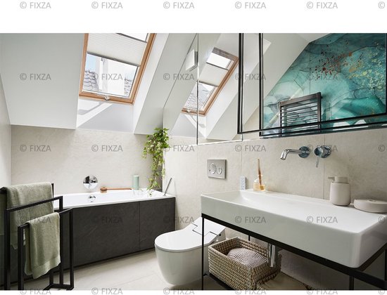 Moderne badkamer met ligbad, toilet, wastafel met mandje, handdoekhouder en dakramen.