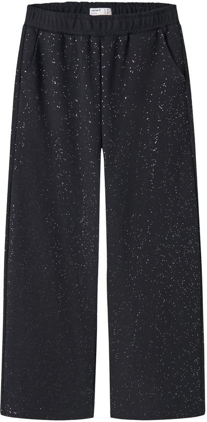 Zwarte joggingbroek met wijde pijpen, witte spikkelprint en Name it label in de elastische tailleband.
