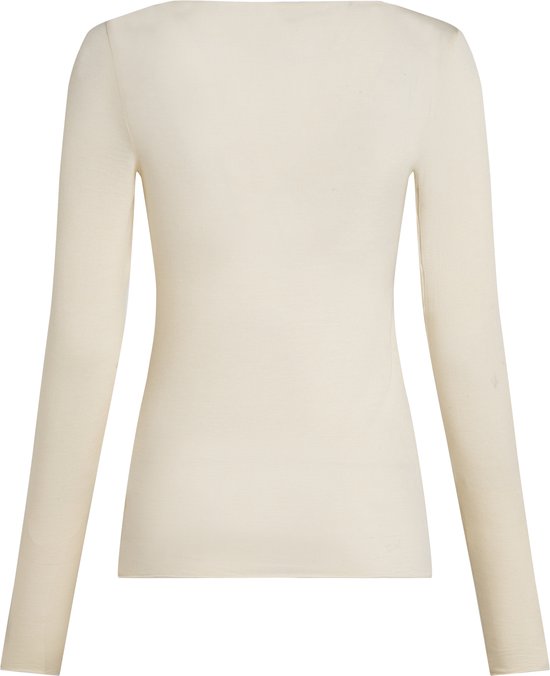 Achterkant van een beige shirt met lange mouwen en een brede halslijn.