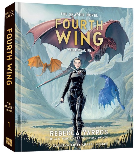 Voorpagina van "Fourth Wing, the Graphic Novel: Volume One" met een vrouw in een zwart gevechtspak, die een zwaard vasthoudt. Drie draken vliegen rondom haar.