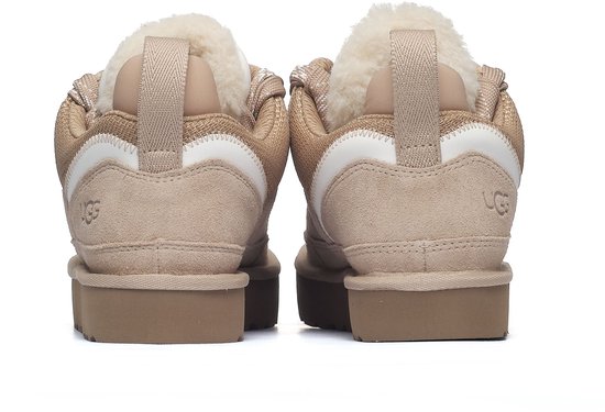 Beige UGG Lowmel sneakers met witte accenten en crème teddy voering. Met lus aan de achterkant.