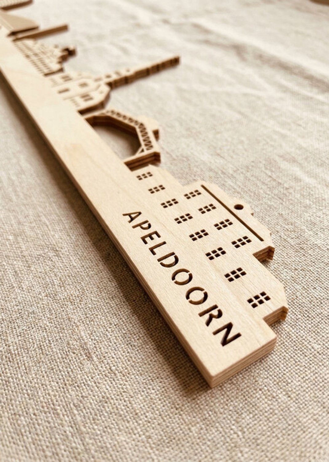 Houten Skyline Apeldoorn | Wanddecoratie voor aan de muur | Berken | 70 x 12 cm