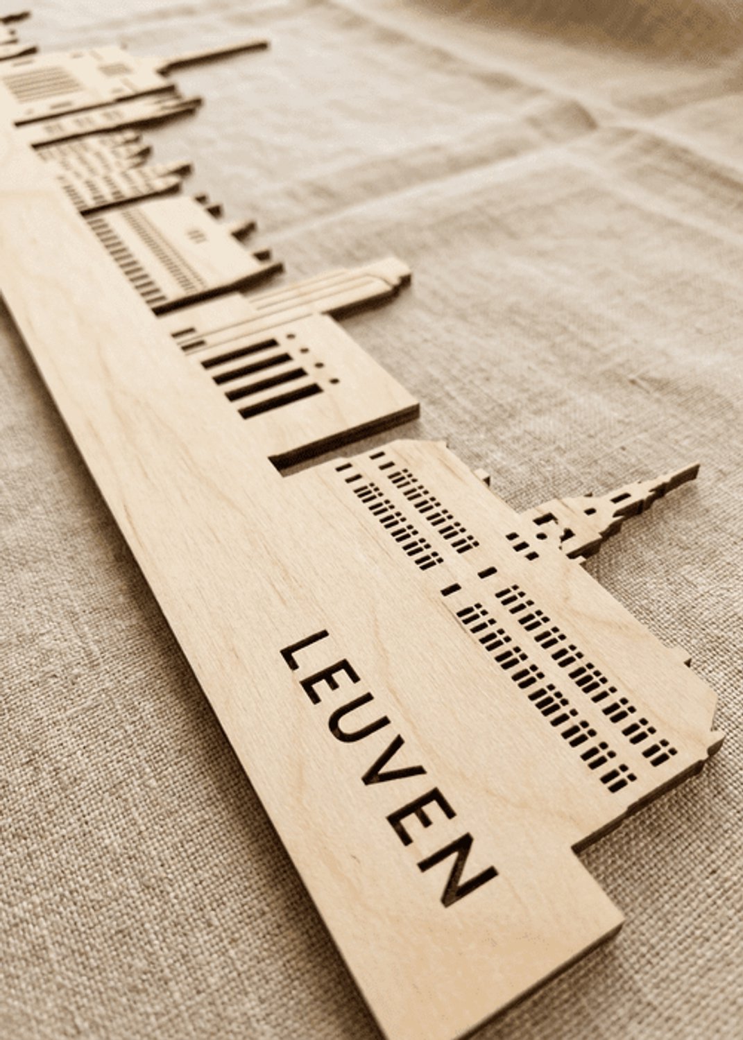 Houten Skyline Leuven | Wanddecoratie voor aan de muur | Berken | 70 x 13 cm