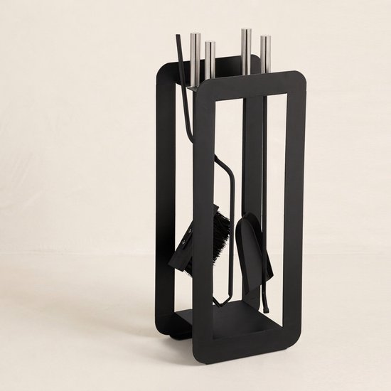 Zwarte metalen haardsethouder met vier stuks gereedschap in een minimalistisch design.