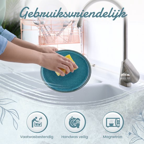 Hand wast een blauw stenen bord af onder de kraan. Iconen tonen: vaatwasbestendig, handwas veilig, magnetron.