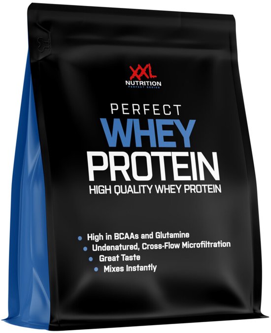 Zwarte XXL Nutrition Perfect Whey Protein zak met blauwe zijkanten en witte tekst over eiwit en kwaliteitskenmerken.