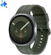 Olijfgroene smartwatch met zilveren rand, zijknoppen en wijzerplaat met zaterdag 28 en fitnessgegevens.