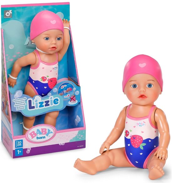 Baby born pop Lizzie (30 cm) in verpakking naast een zittende pop met badmuts en aardbeien-badpak.