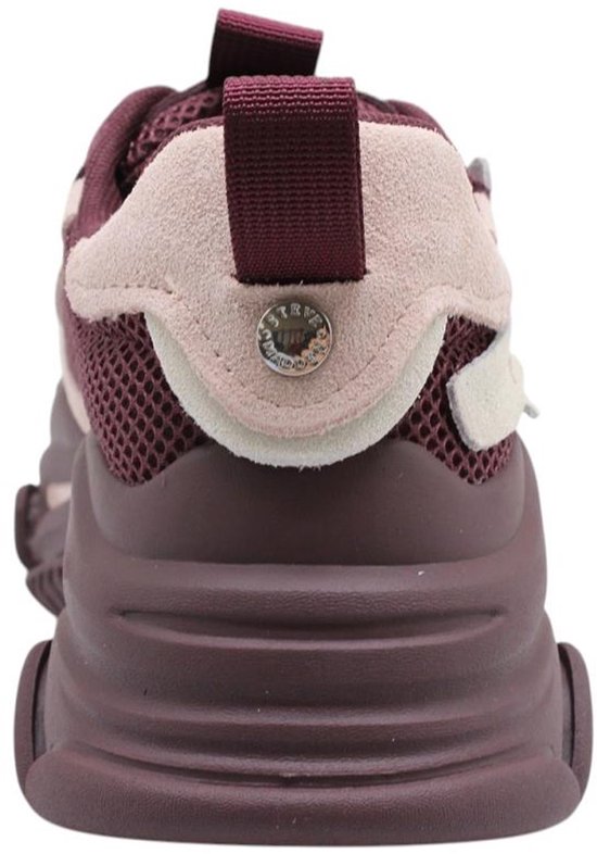 Achteraanzicht van bordeauxrode sneaker van suède en mesh met beige accenten en dikke zool.
