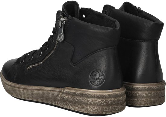 Zwarte Rieker veterboots met rits aan de zijkant en bruine zool. Achteraanzicht.