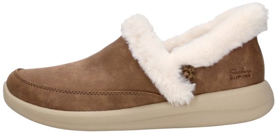 Zijaanzicht van een bruine Skechers instapslof met witte faux-fur kraag en een beige, robuuste zool.